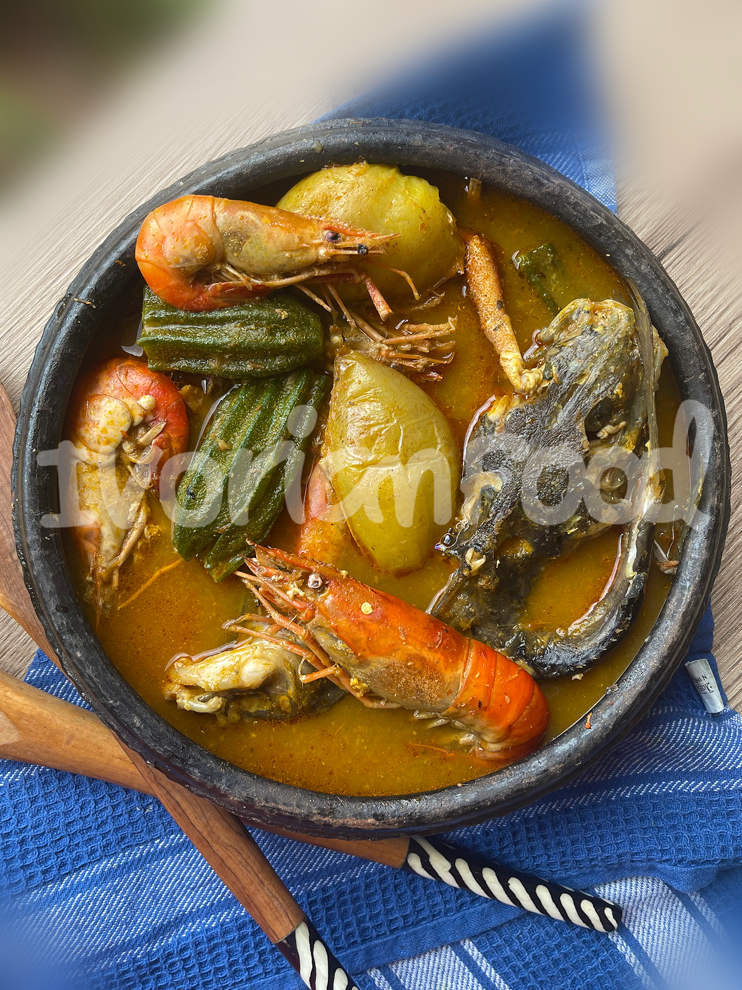 Préparez une sauce claire aux écrevisses en cuisant carpe, écrevisses, légumes et épices dans une sauce parfumée. Servez avec de l’attiéké, riz ou foutou.