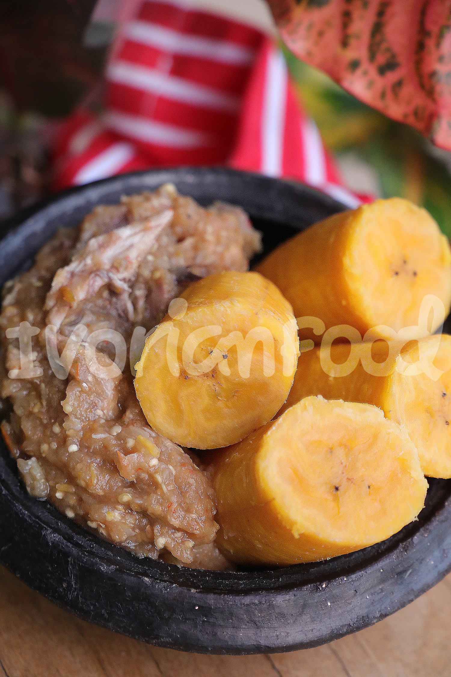 L'akpessi de banane se prépare en mixant des légumes cuits, puis en les faisant revenir avec de l'ail, de l'oignon et de la poudre de crevettes. Servir avec des plantains et du poisson frit.