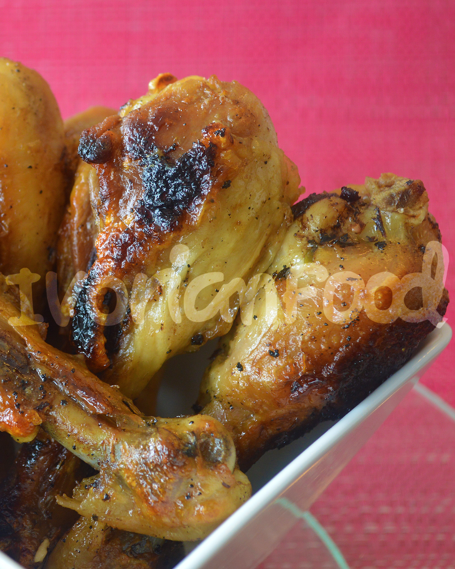 Des pilons de poulet marinées avec ail, oignons, piments et moutarde. Après 2 heures au frais, elles sont grillées et servies avec des légumes en vinaigrette.