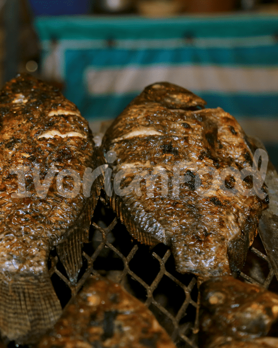 Le poisson braisé à la ivoirienne est un plat savoureux de poisson mariné aux épices et grillé. Il se sert avec de l’alloco ou de l'attiéké pour un repas délicieux.