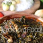 Cette recette associe feuilles de patate et d'épinards à de la viande, du maquereau fumé et des gombos. Après une cuisson lente, le tout se sert chaud avec du riz. - Sauce feuilles