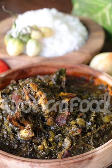 Cette recette associe feuilles de patate et d'épinards à de la viande, du maquereau fumé et des gombos. Après une cuisson lente, le tout se sert chaud avec du riz. - Sauce feuilles