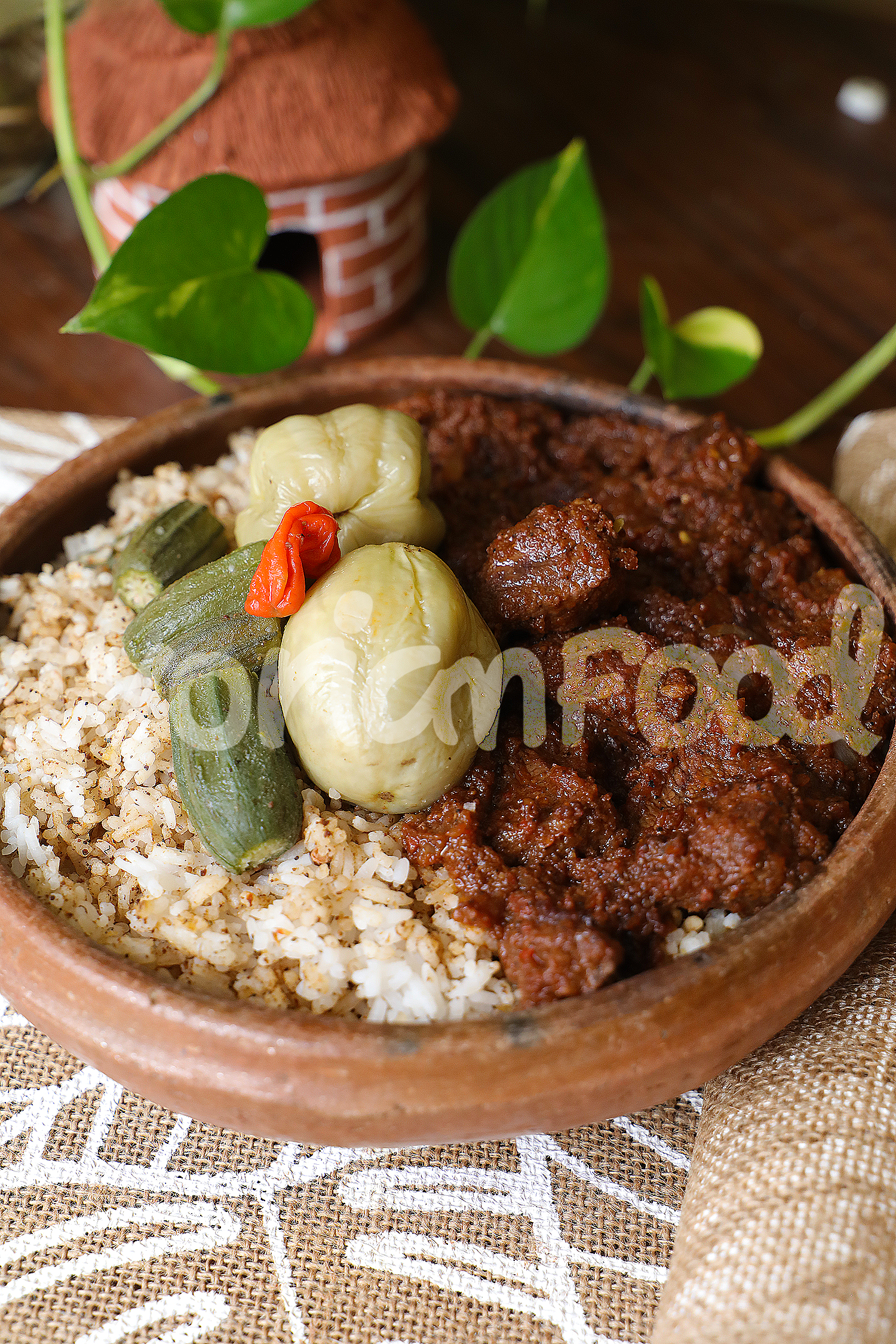 Le Soumbara Lafri allie riz, viande de bœuf et soumbara. La viande mijote avec des légumes, puis on incorpore le soumbara pour un plat savoureux et nourrissant.