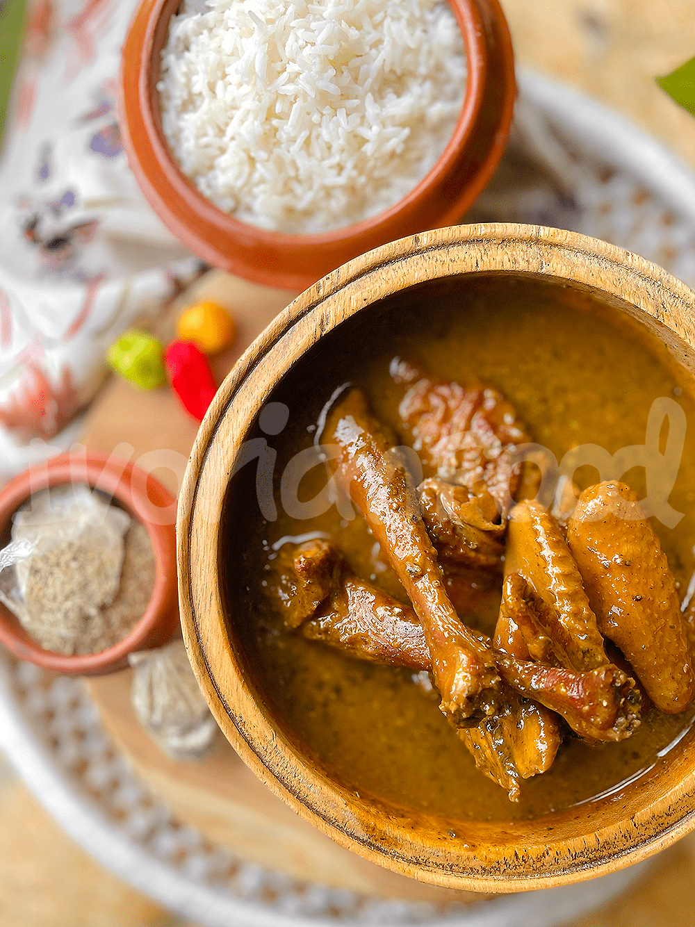 La sauce djoumgblé est un plat riche en saveurs avec du poulet fumé, du piment et du djoumgblé pour épaissir la sauce. Parfait avec du riz ou du foutou!