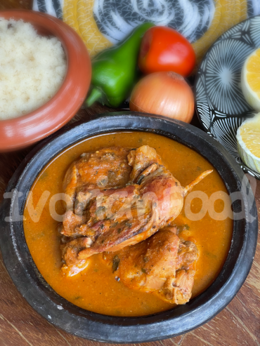 Découvrez cette délicieuse soupe de poulet ivoirienne, préparée avec des cuisses de poulet dorées, des épices parfumées, et des légumes mixés pour une texture onctueuse.