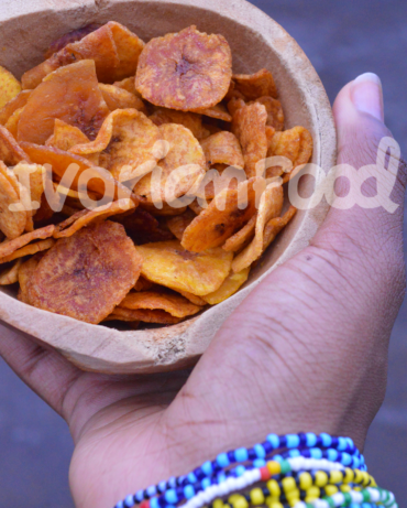 Pour des chips alloco, on pèle, on tranche finement, puis on frit dans l’huile jusqu’à ce qu’elles soient dorées. On sale et on déguste !