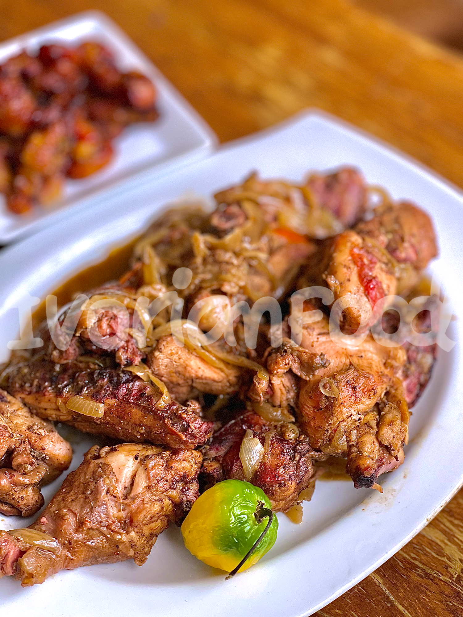 Le choukouya de poulet est un plat ivoirien savoureux. On marie le poulet avec des épices et des oignons, puis on cuit au four. Simple et délicieux, on le sert avec de l'attiéké.