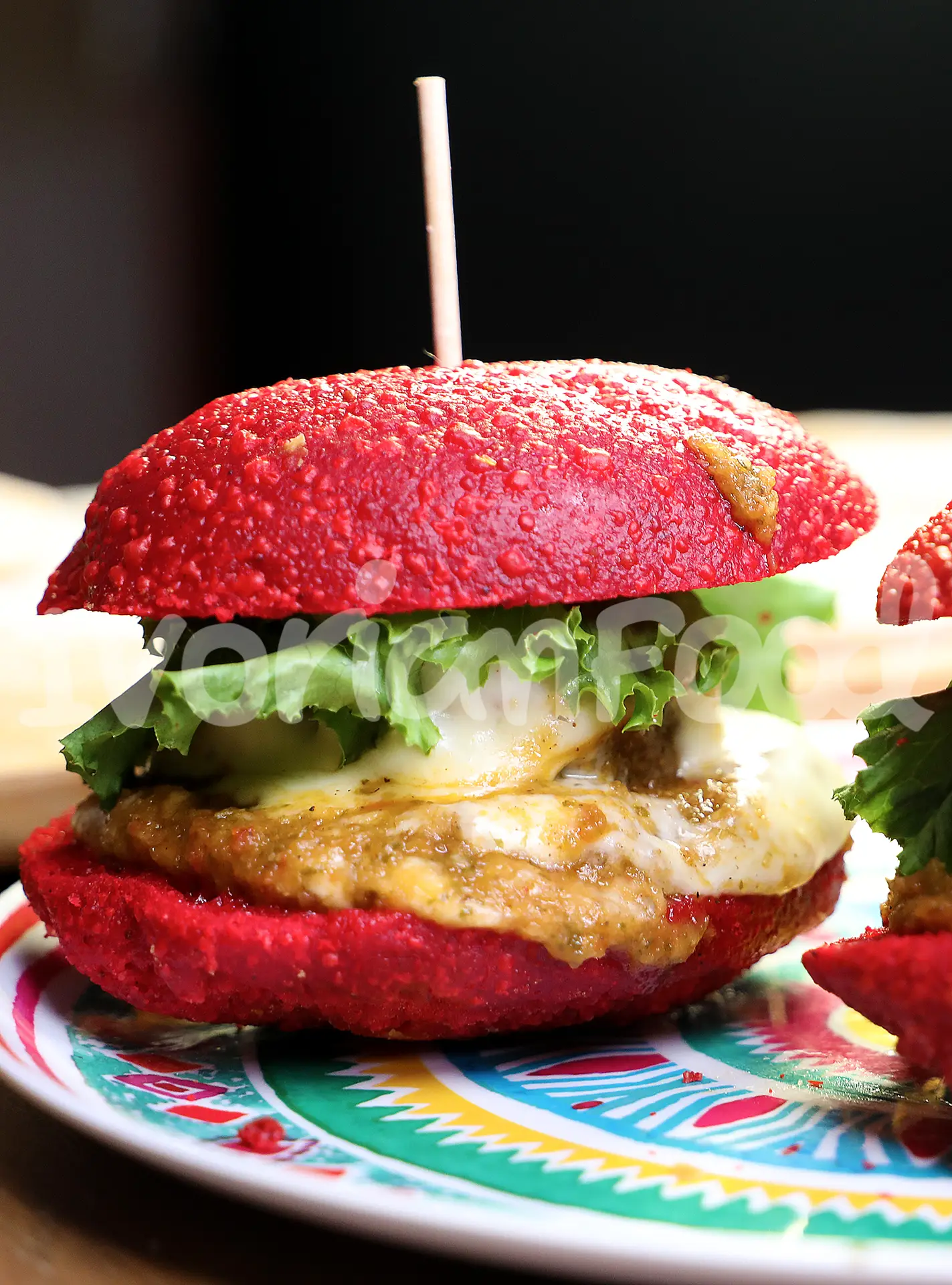 Burgers Frits à la Tomate : Mélangez farine, tomate, sel et levure. Ajoutez beurre et eau, pétrissez. Faites frire les pains et cuisez les steaks. Assemblez !