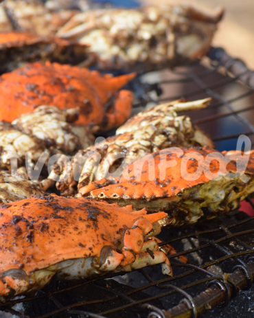 Les crabes braisés, une recette ivoirienne, marie des saveurs riches d'ail, d'oignon et de poivron. On cuit le crabe sur la braise, offrant une chair tendre et un goût légèrement fumé.