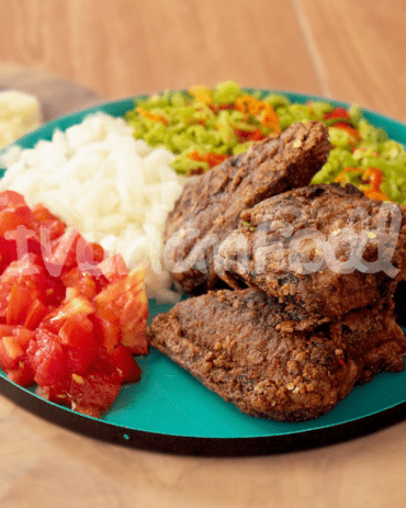 Le garba est un plat ivoirien de thon frit servi avec de l'attiéké et des légumes frais. Croustillant et savoureux, il est populaire dans la cuisine locale.