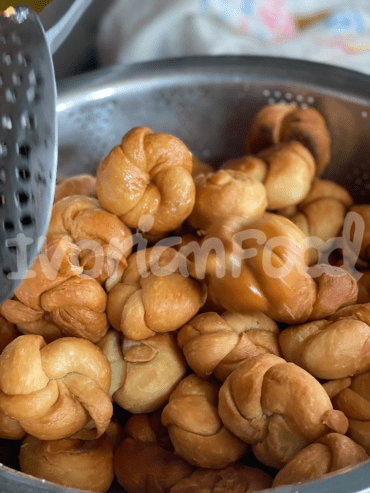 Les Gbozon sont très appréciés en Côte d’Ivoire. On en trouve beaucoup dans les rues des chaudes communes ! On forme des boules de pâte, on frit, et on déguste sans modération.