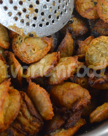 Le gnomi est un beignet ivoirien, sucré et frit, très populaire pendant le Ramadan. Il est fait à base de farine de mil et de bananes écrasées.