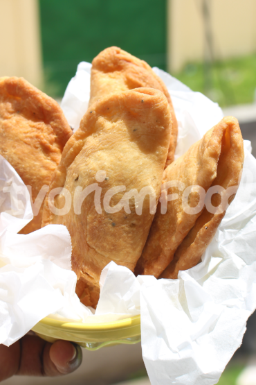 Pour réaliser ces gros beignets farcis aux œufs, on farcit une pâte épaisse avec un mélange d'œufs durs, d'oignons caramélisés et de carottes, puis on les frit jusqu'à dorure.