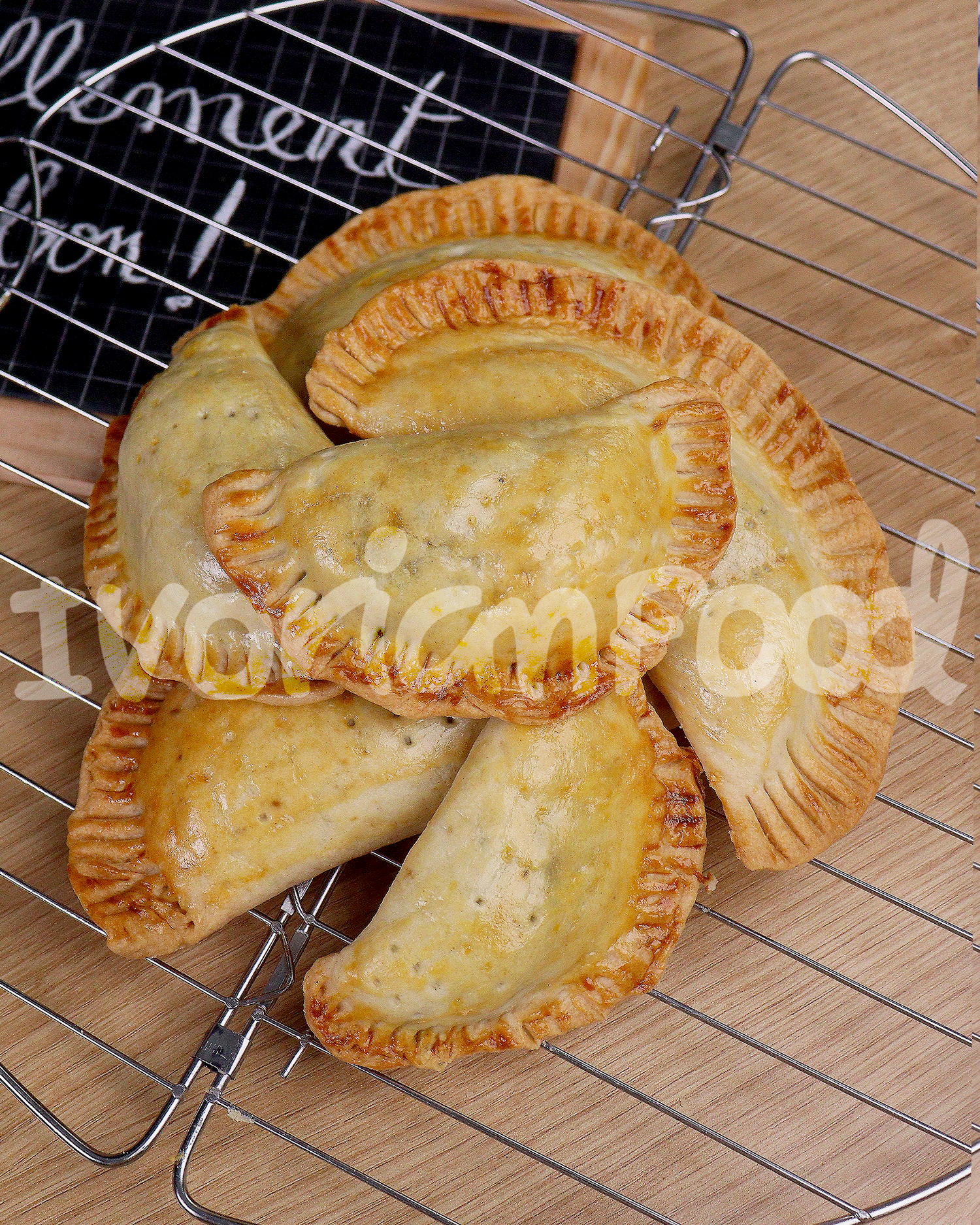 Les pastels aux épinards ivoiriens sont des beignets farcis d'une délicieuse garniture crémeuse d'épinards. Parfaits pour les apéritifs, ils se dégustent avec une sauce tomate épicée.