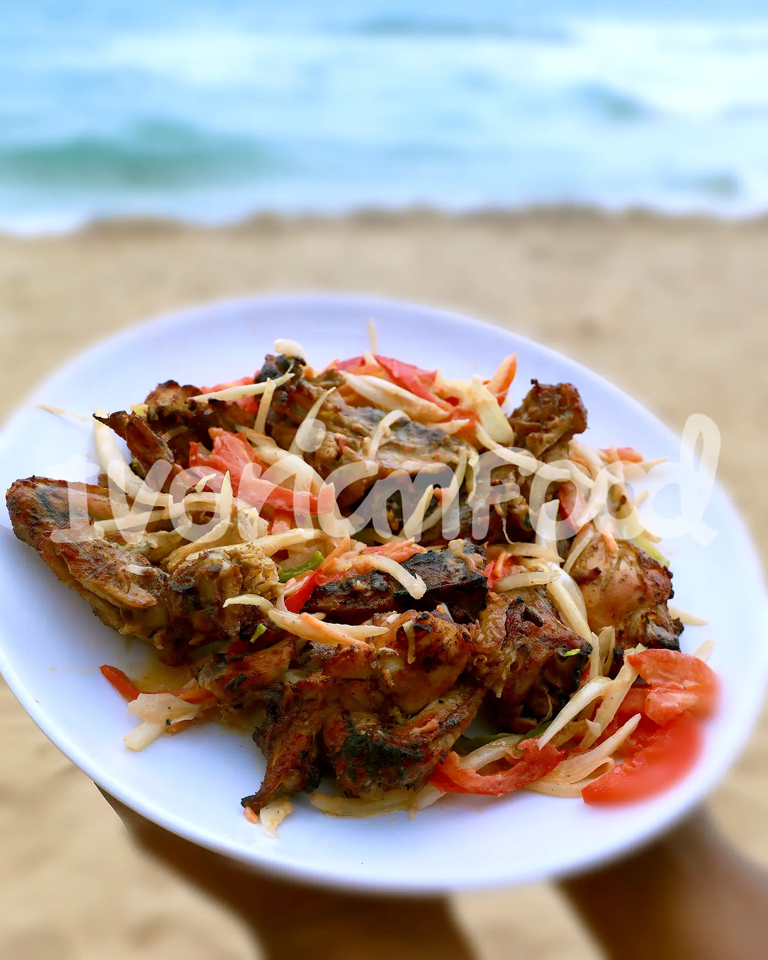 Pour le poulet braisé à l'ivoirienne, on mariné des morceaux de poulet, puis on les grille au barbecue. On sert avec une vinaigrette à base de légumes.