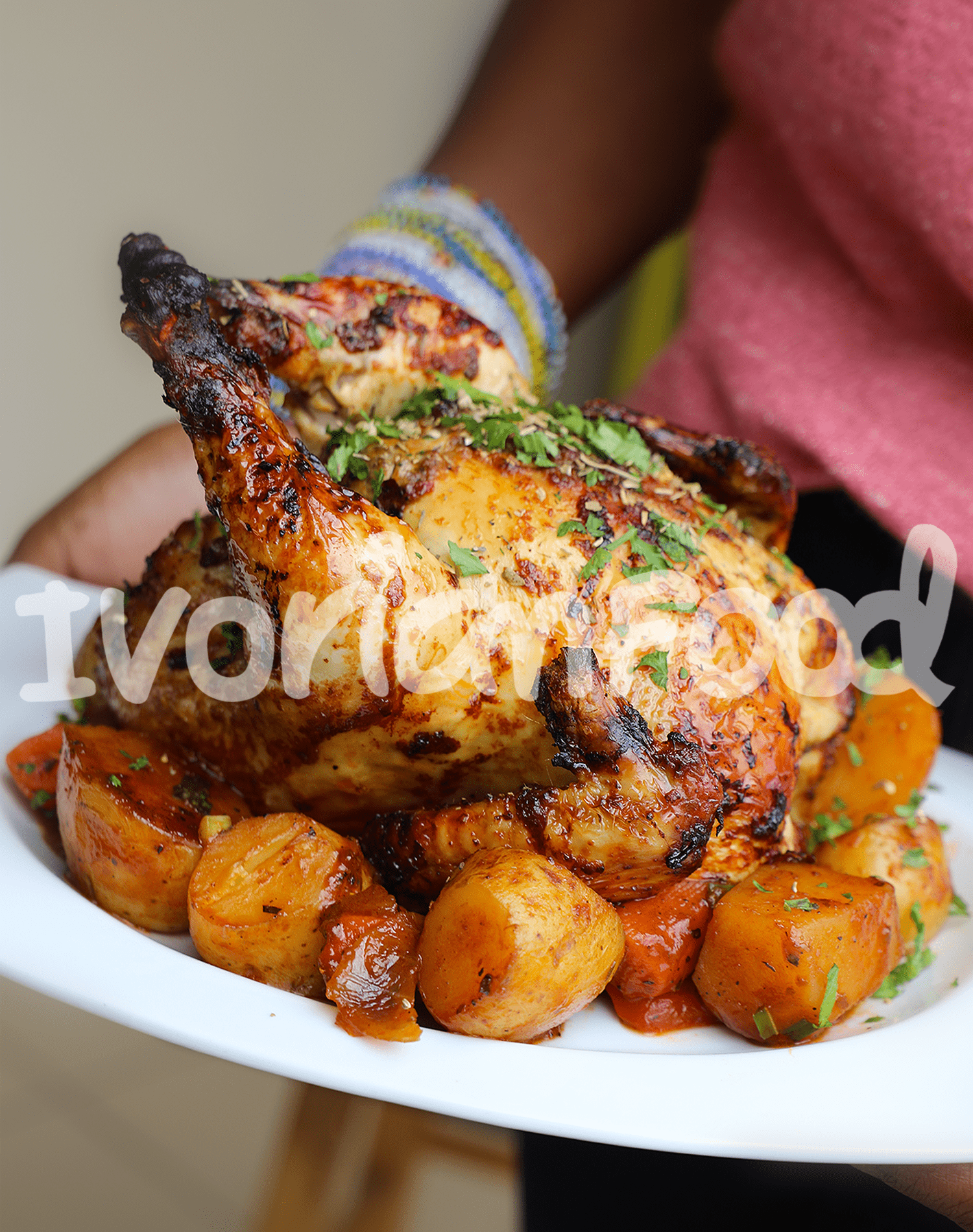 Pour le Poulet rôti et pommes de terre aux légumes, on marine le poulet, on le rôtit, puis on l'accompagne de pommes de terre mijotées aux légumes.