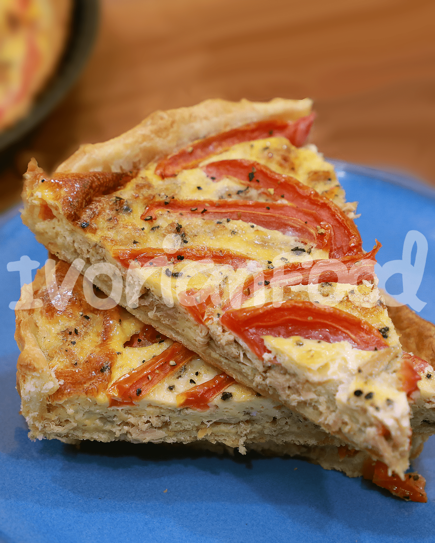 Étaler la pâte pour la quiche au thon et à la tomate. Ajouter thon, tomates. Verser un mélange d'œufs, crème, sel, poivre. Cuire 35 min pour obtenir une quiche dorée.