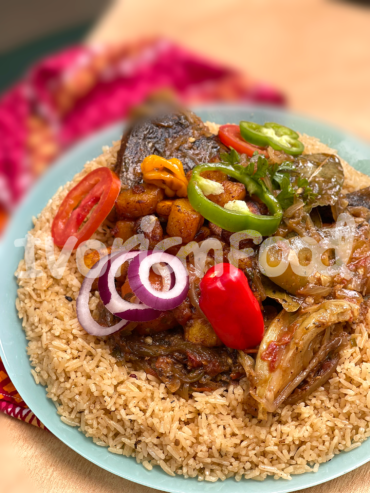 Le riz gras blanc au poisson thon est un plat ivoirien savoureux. On frit le thon, puis on l'ajoute aux légumes avant de cuire le riz dans le bouillon. Un délice à savourer !