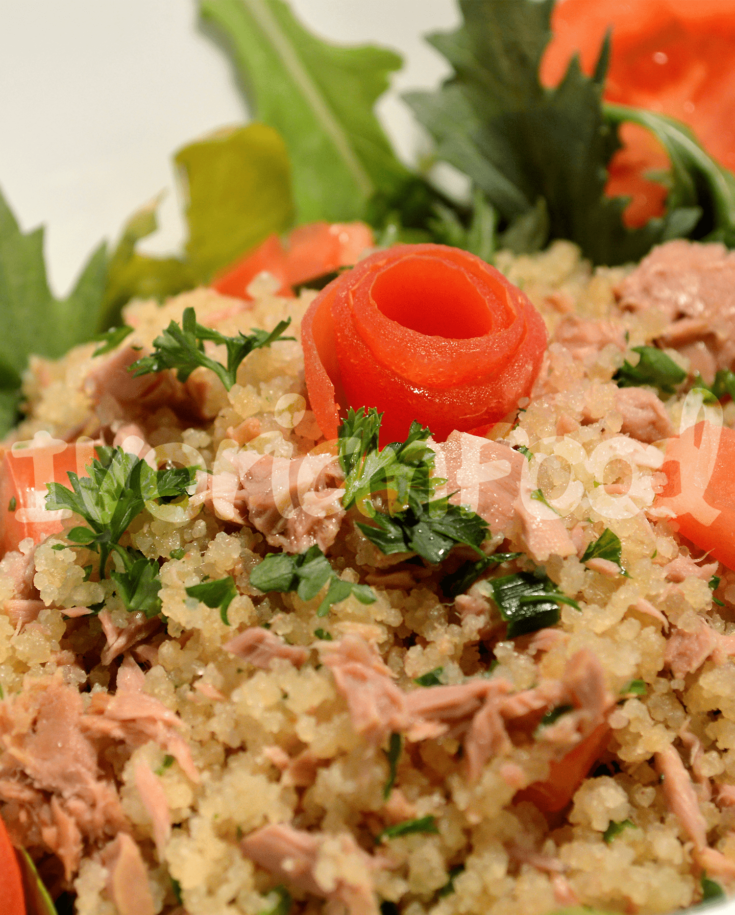 La Salade bassamoise marie attiéké, thon et légumes frais. Arrosée d'une vinaigrette citronnée, elle rappelle Bassam, berceau de l'attiéké en Côte d'Ivoire.