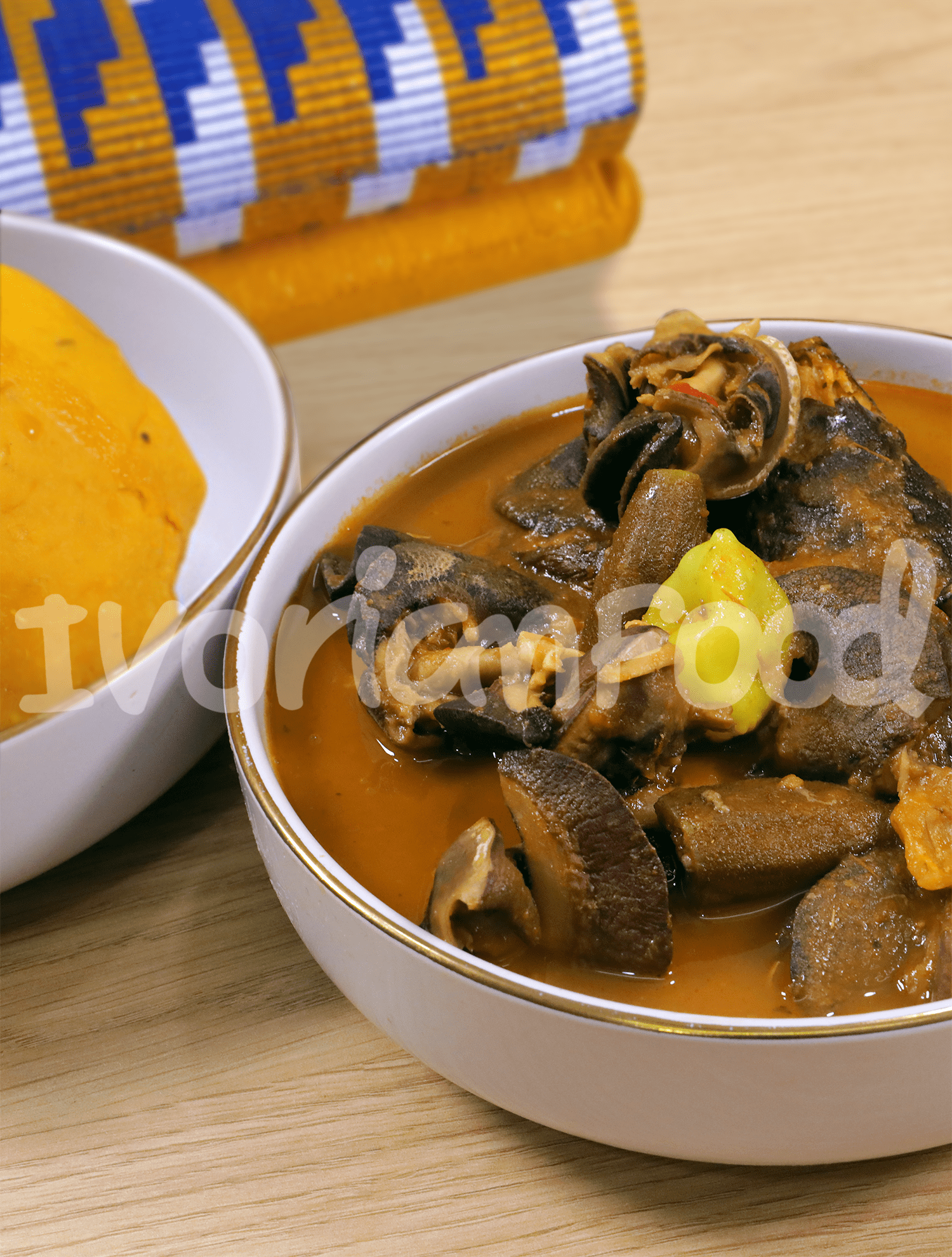 On prépare la sauce Mankou N'Zué en faisant mijoter des escargots précuits avec tomates, épices, poissons séchés, gombos et poissons fumés.