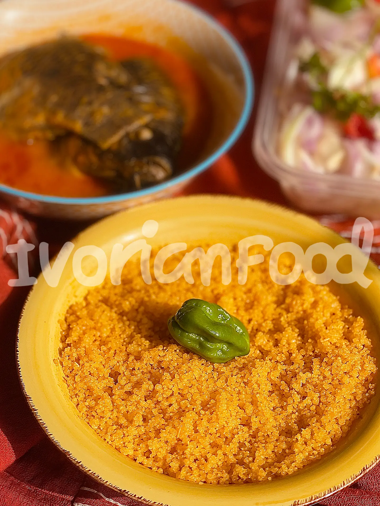 Pour cette soupe de poisson pimentée, on fait revenir oignons et gingembre, on ajoute poisson, tomates, épices et on mijote le tout.