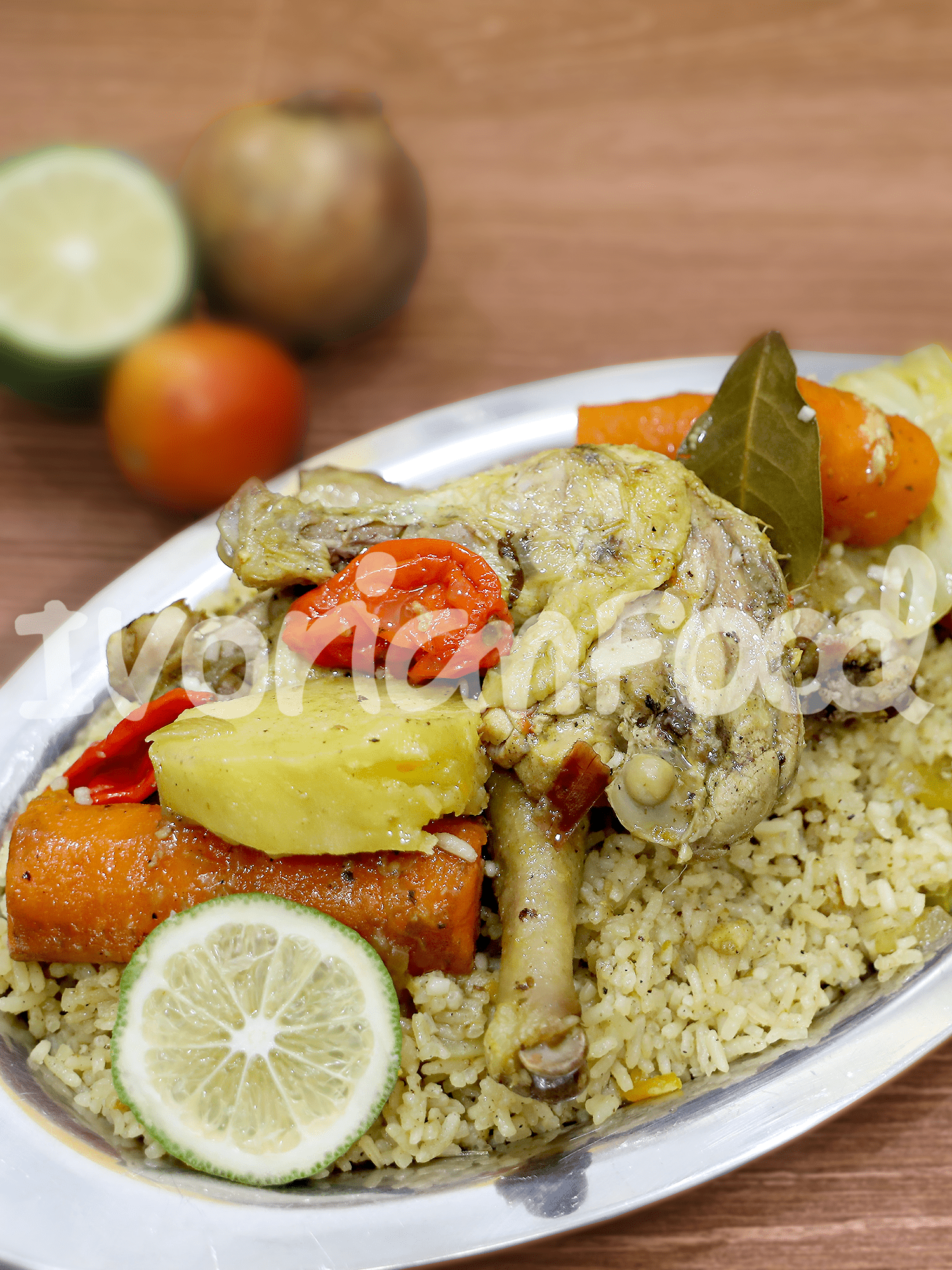 Pour réaliser le tchep blanc au poulet, il faut frire le poulet, ajouter légumes et épices, cuire. Retirer le tout, cuire le riz dans le bouillon. Servir avec poulet et légumes.