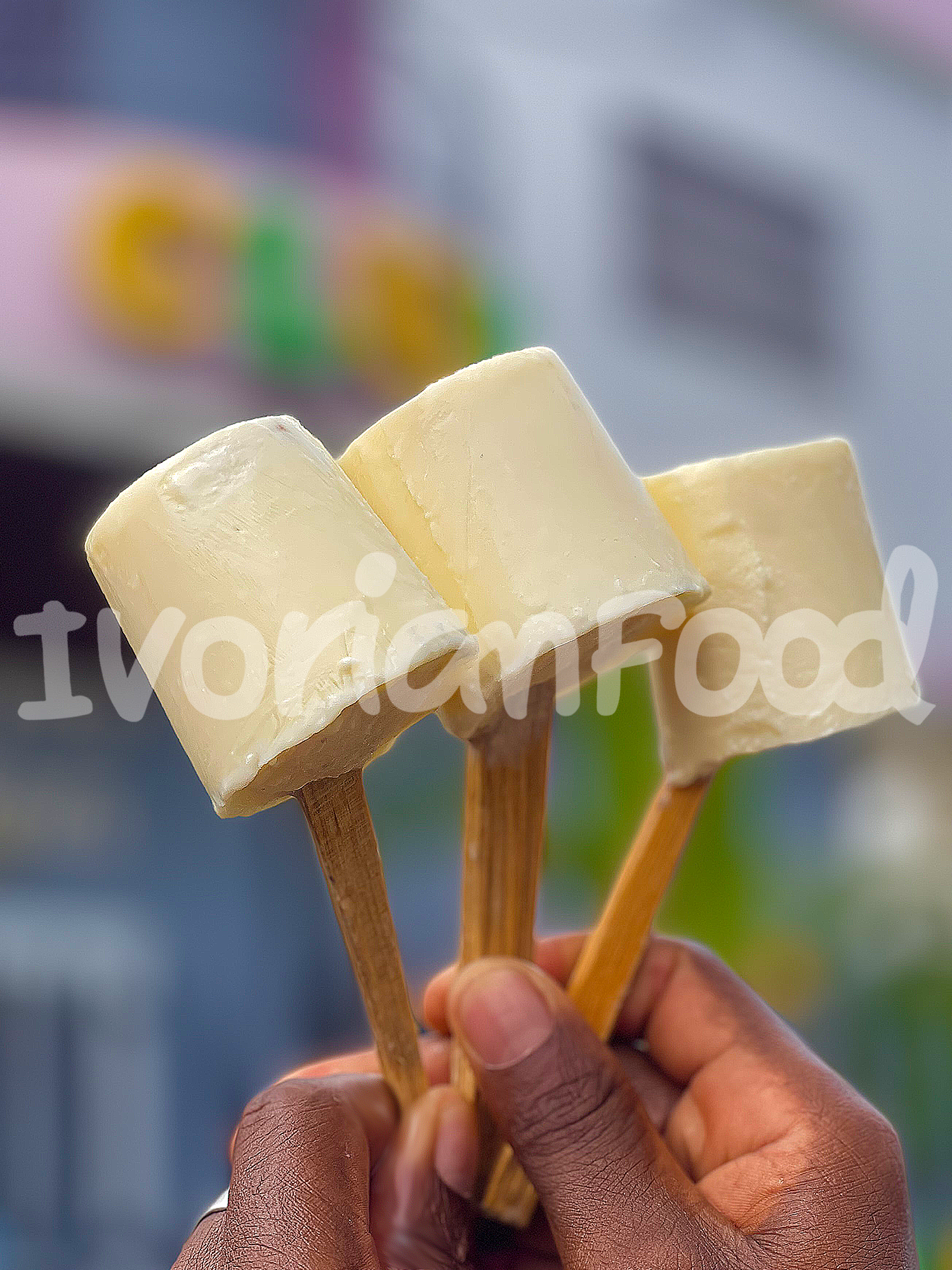 Le yaourt grotto, adoré par les enfants en Côte d'Ivoire, est un dessert glacé à base de yaourt et de lait en poudre, parfait pour se rafraîchir lors des chaudes journées.