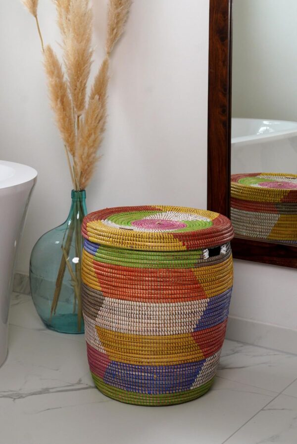 Panier tressé Africain Fulani (85L) en herbe et plastique recyclé – Image 24