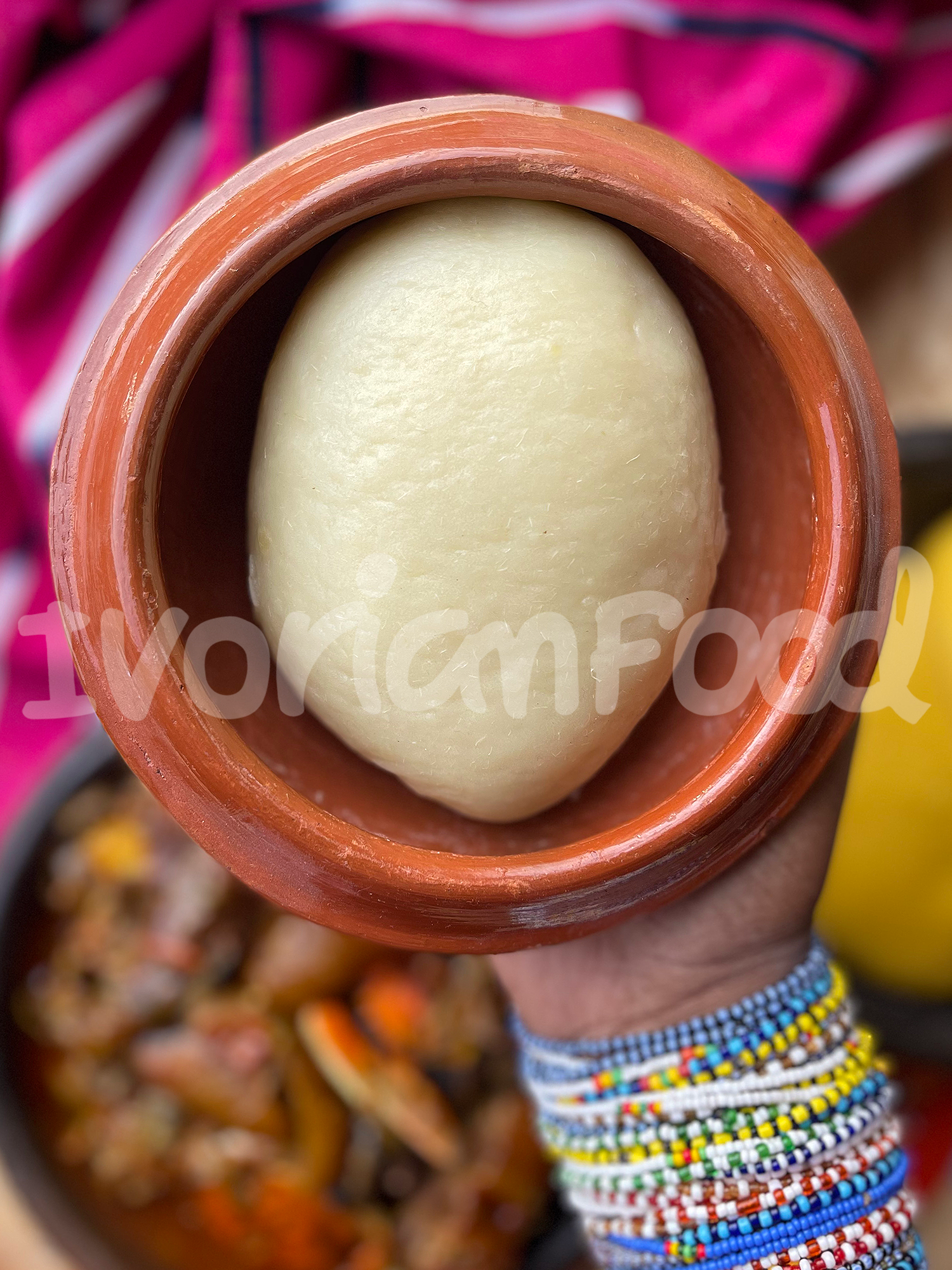 Le foutou igname est préparé en épluchant, cuisant, puis écrasant l’igname. La pâte lisse et élastique est façonnée en boules et servie avec une sauce.