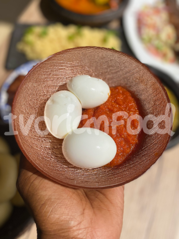 Pour la pâte de piment ivoirienne, on cuit la pâte de tomate, ajoute piment, oignon, ail, poivron, puis on ajoute de l'eau et laisse mijoter. On assaisonne et sert.