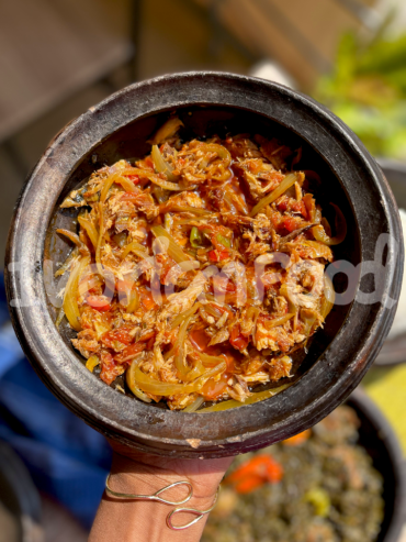 Pour la sauce d'akpessi, on cuit oignon, piment, tomate, puis on ajoute aubergines et eau. On mixe les aubergines, ajoute le poisson et laisse réduire.