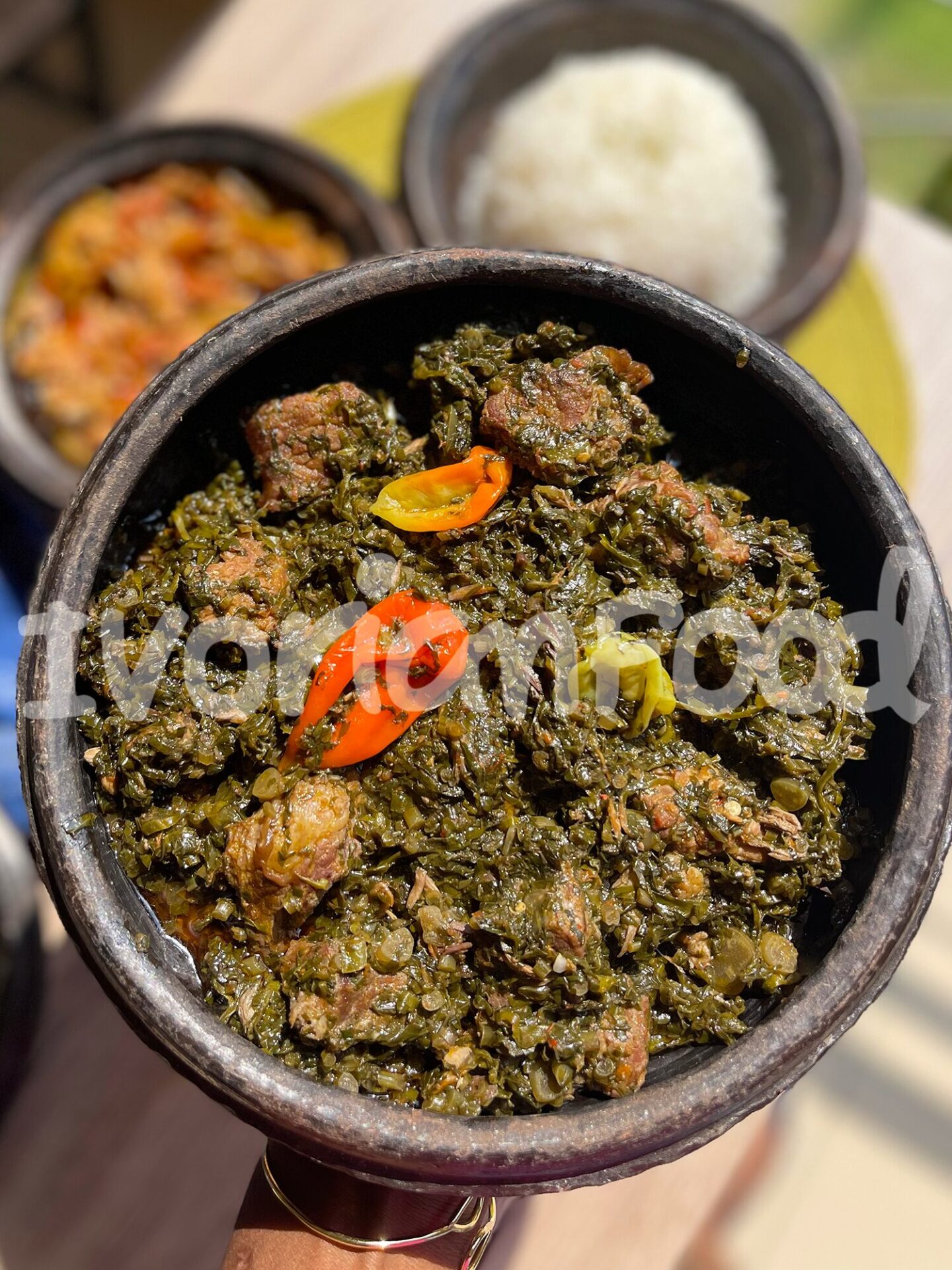 Pour la Sauce épinard aux Tripes, cuire les tripes avec échalotes. Ajouter un mélange de tomates, piments, akpi, feuilles et eau. Mijoter 40 min à feu doux.