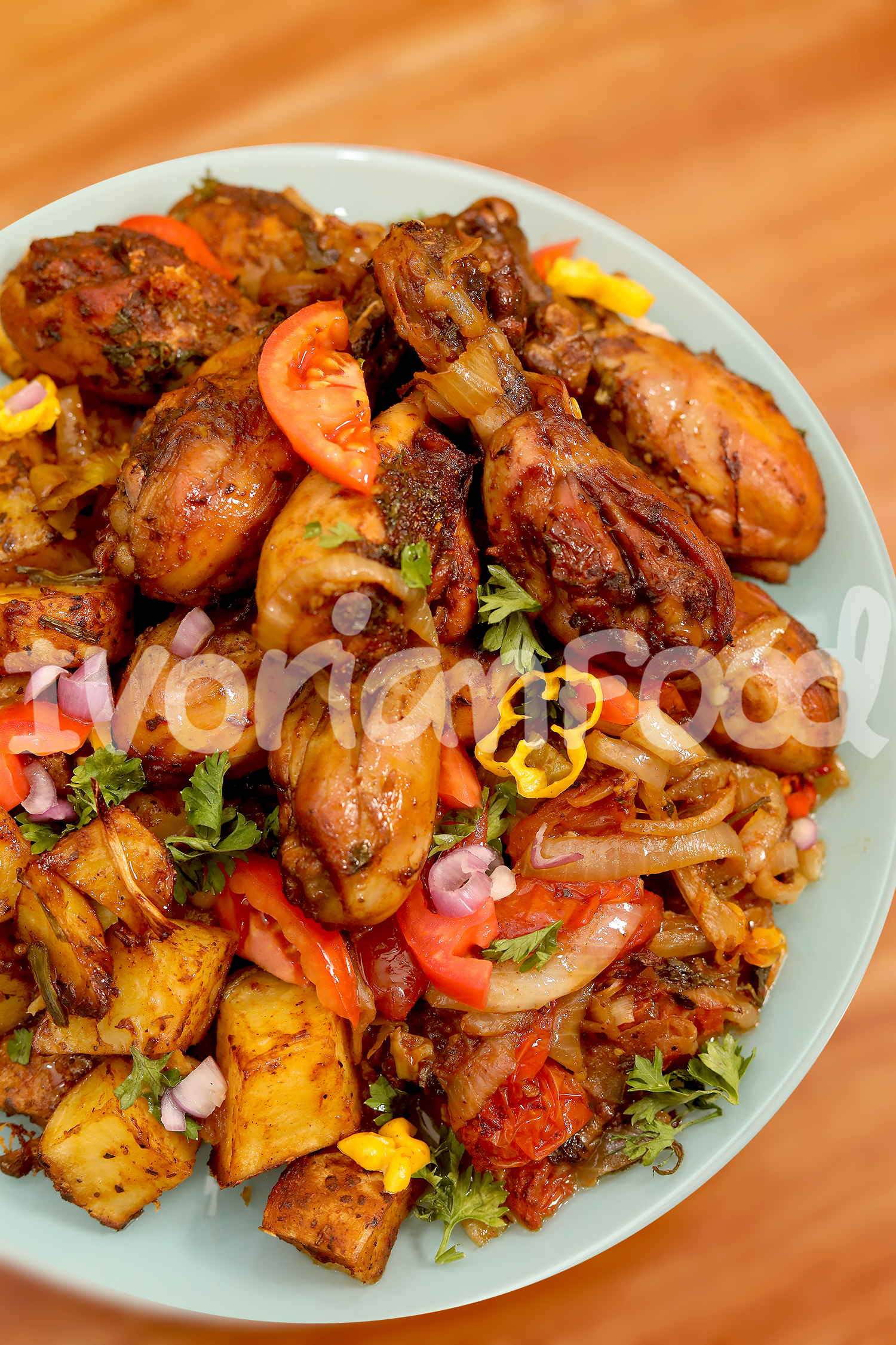 Le Poulet Tatou mêle épices, ail, moutarde, et pommes de terre marinées. Grillé au four sur un lit d'oignons, il offre un mélange parfait de saveurs !